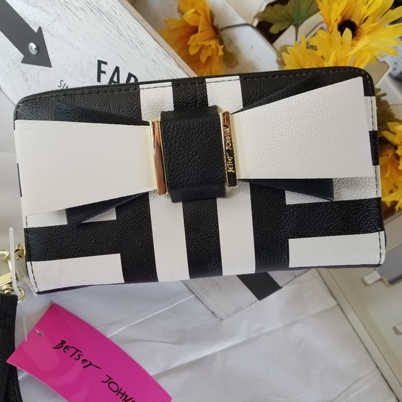 Betsey Johnson Handbags - NWT - Large Betsey Johnson Bow Wallet/ Wristlet